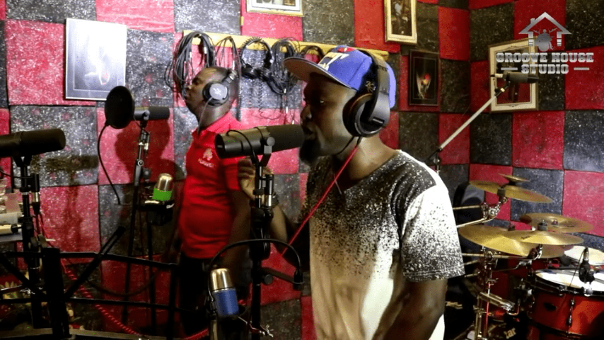 Iyk Wonder Covers P Spquare’s “Bring It On” live.
